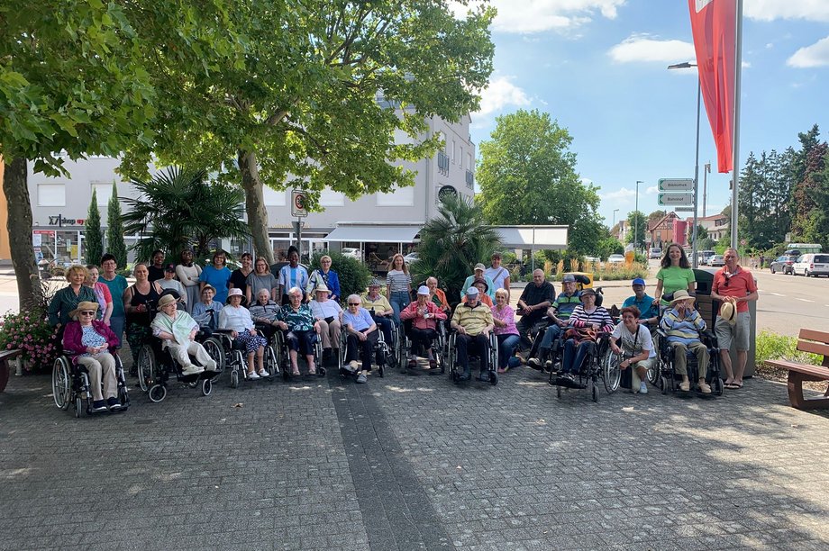 Die Bewohnerinnen und Bewohner des AWO Seniorenzentrums auf dem Weg zum Eiscafe