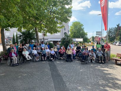 Die Bewohnerinnen und Bewohner des AWO Seniorenzentrums auf dem Weg zum Eiscafe