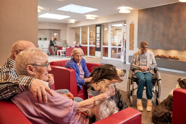 Theraphiehunde zu Besuch im Seniorenzentrum
