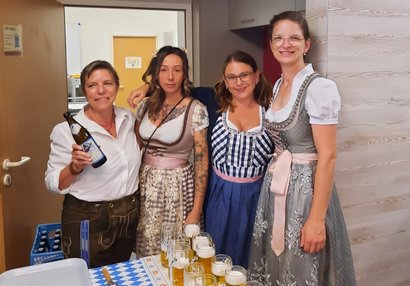 Mitarbeiterinnen des AWO-Seniorenzentrums Rheinaue bereiten das Oktoberfest vor