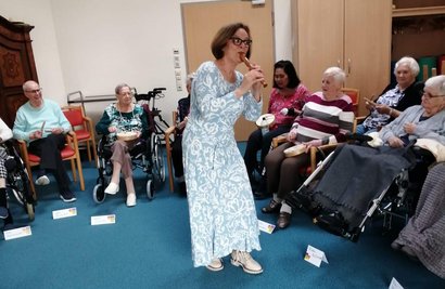 Musikgeragogin beim gemeinsamen Mitsingen mit Bewohner/-innen