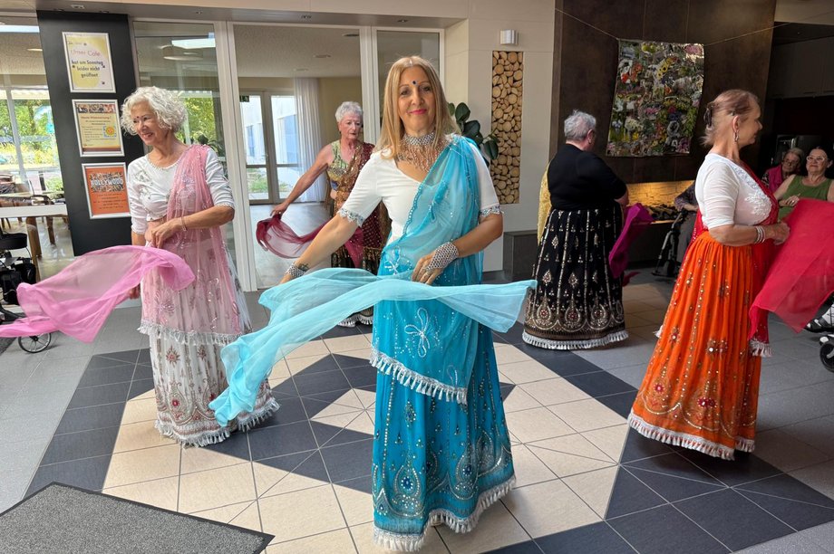 Bollywood-Tanzgruppe Habiba Asma tritt im Seniorenzentrum Rheinaue auf und begeistert mit farbenfrohen Kostümen und Tanz.