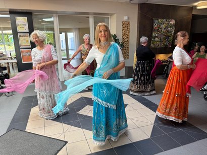 Bollywood-Tanzgruppe Habiba Asma tritt im Seniorenzentrum Rheinaue auf und begeistert mit farbenfrohen Kostümen und Tanz.