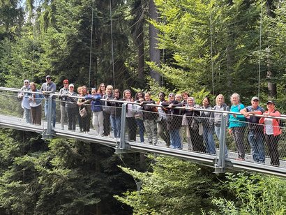 Mitarbeitende des AWO-Seniorenzentrums stehen auf einer Hängebrücke