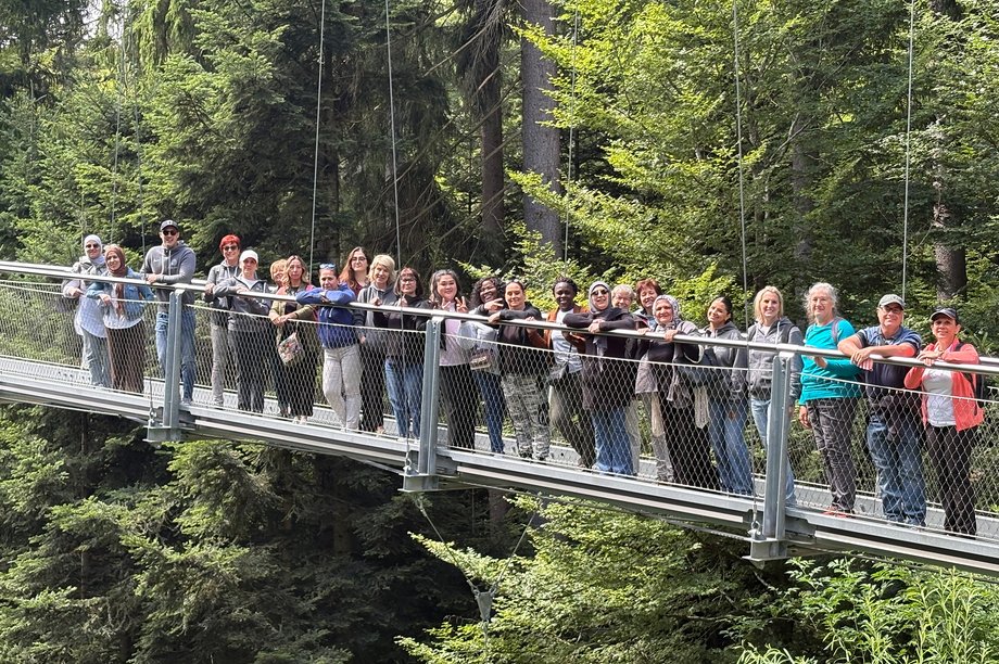 Mitarbeitende des AWO-Seniorenzentrums stehen auf einer Hängebrücke