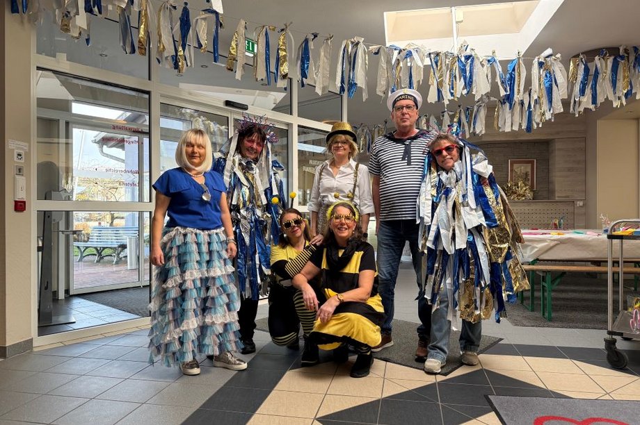 Bunte Faschingstruppe im Foyer der Rheinaue