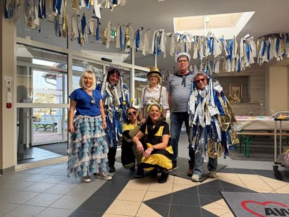 Bunte Faschingstruppe im Foyer der Rheinaue