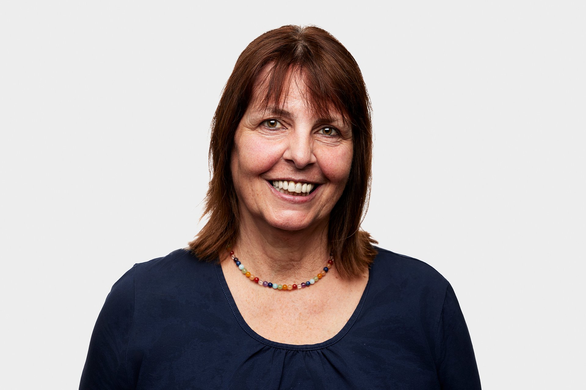 Dame mit roten Haaren, sie trägt eine dunkelblaue Bluse und ist Ansprechpartnerin für die soziale Btreuung und das Betreute Wohnen.