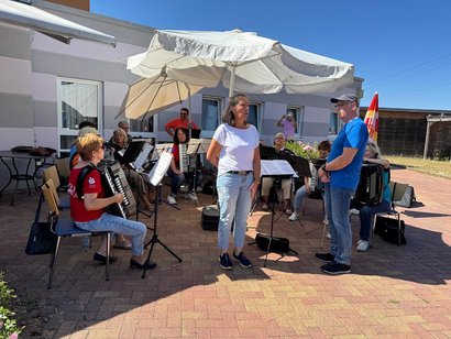 Harmonikafreunde Neudorf spielen im AWO Seniorenzentrum Rheinaue