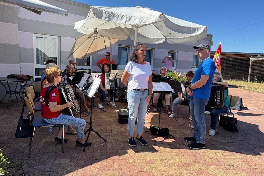 Harmonikafreunde Neudorf spielen im AWO Seniorenzentrum Rheinaue
