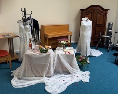verschiedene hängende Hochzeitskleider