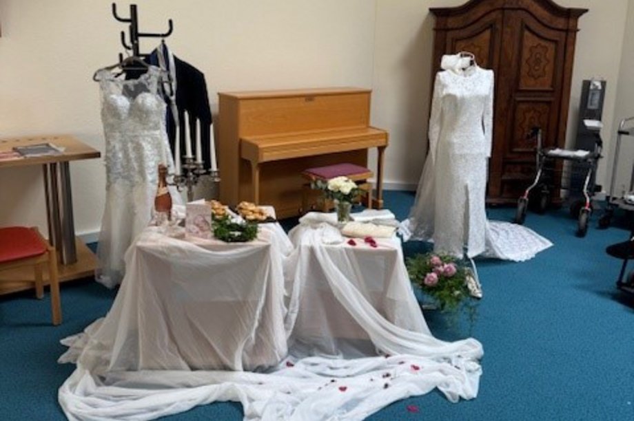 verschiedene hängende Hochzeitskleider