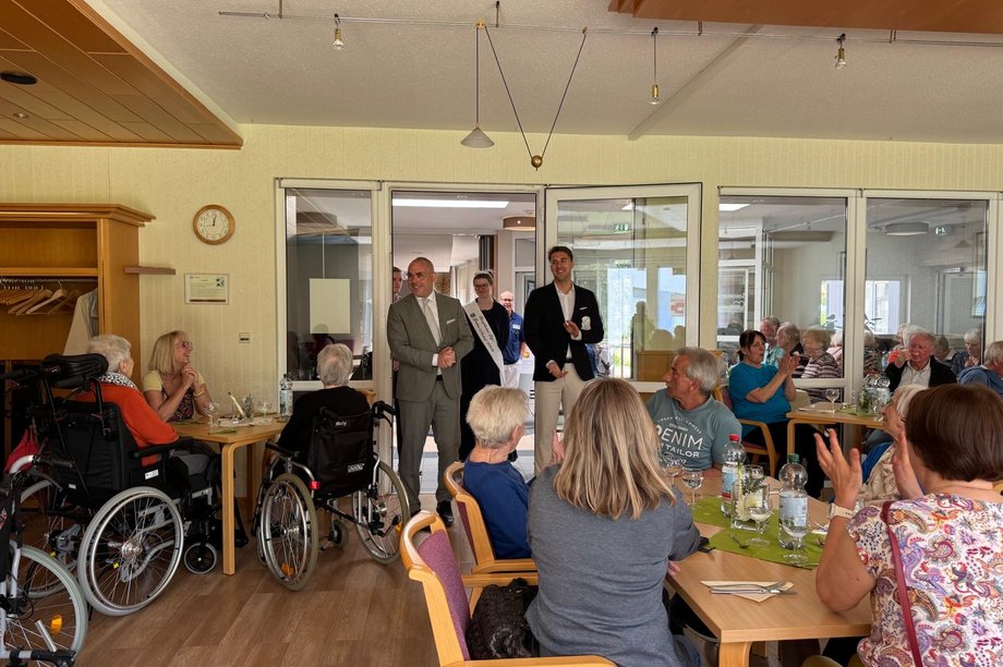 Spargelhoheiten besuchen das AWO-Seniorenzentrum Rheinaue