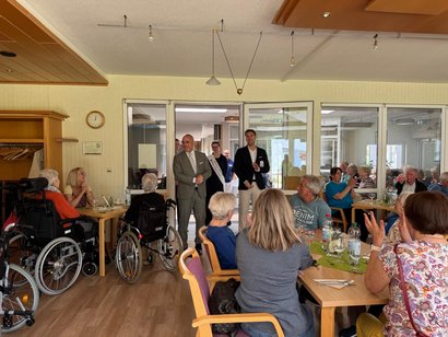 Spargelhoheiten besuchen das AWO-Seniorenzentrum Rheinaue