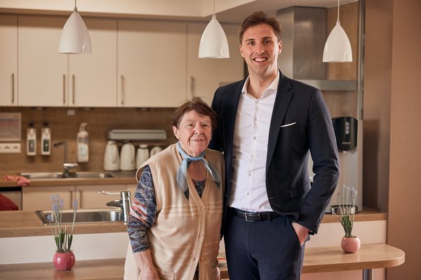 Seniorin mit Einrichtungsleitung