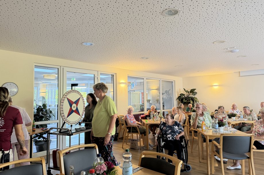 Bewohnerinnen und Bewohner beim Sommerfest in der Rheinaue