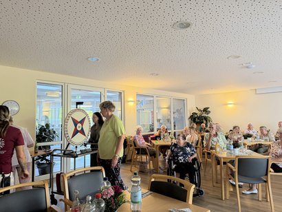 Bewohnerinnen und Bewohner beim Sommerfest in der Rheinaue
