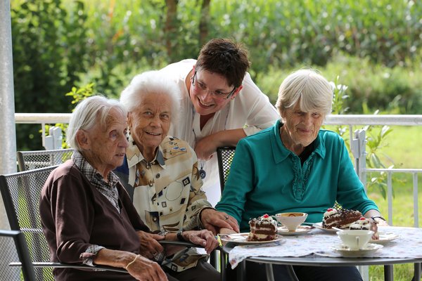 Seniorinnen auf der Terrasse beim Kaffeetrinken 